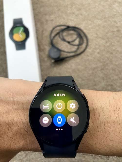 Samsung Galaxy Watch 5 Bt 40mm Excellent condition with box and charger