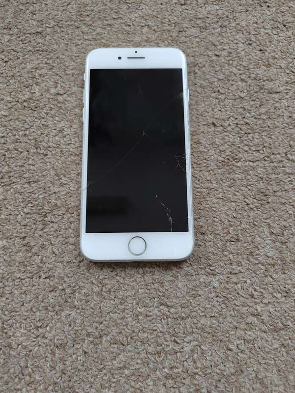 iPhone 7 128gb cracked screen WiFi only