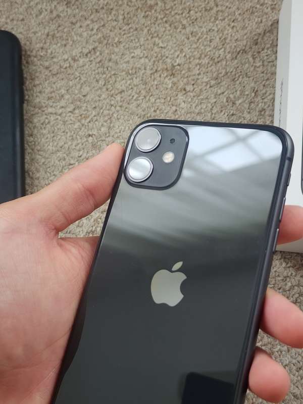 iPhone 11 128gb good condition with box and cover
