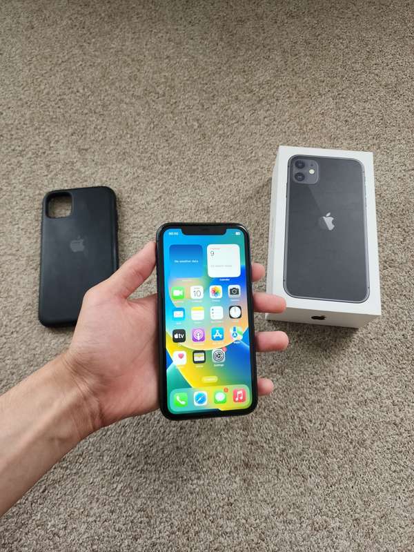 iPhone 11 128gb good condition with box and cover