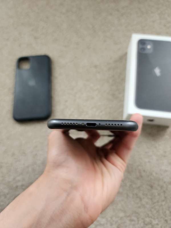 iPhone 11 128gb good condition with box and cover