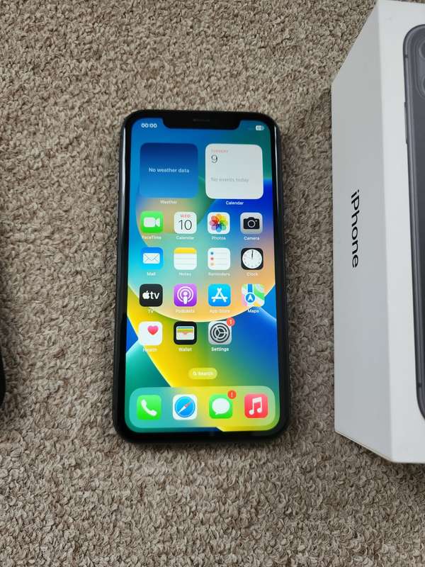 iPhone 11 128gb good condition with box and cover