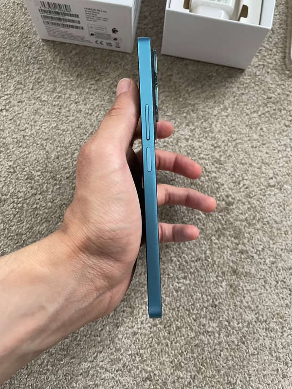 Honor 90 Lite 5G 256gb 13 gb ram dual sim WITH GOOGLE. Excellent condition with box and original cha