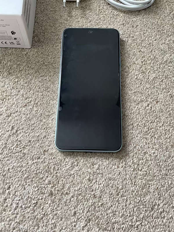 Honor 90 Lite 5G 256gb 13 gb ram dual sim WITH GOOGLE. Excellent condition with box and original cha