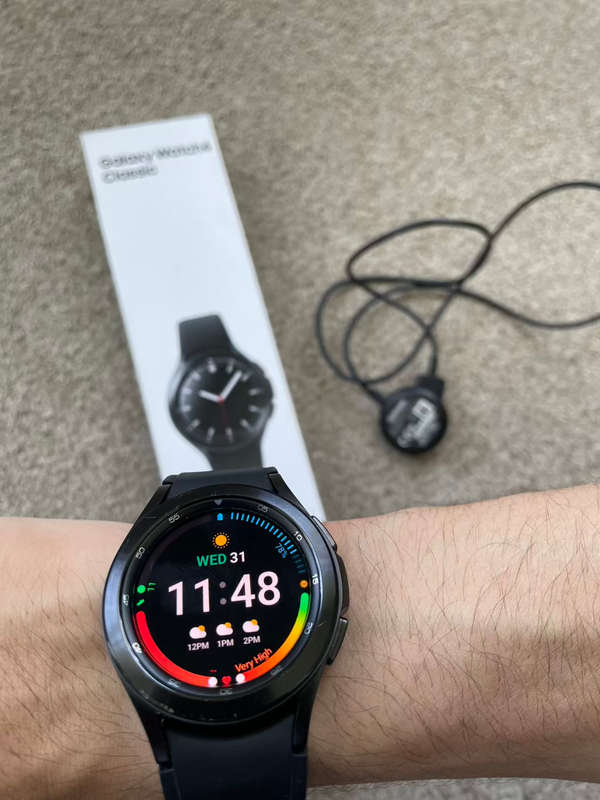 Samsung watch 4 classic LTE 42mm with box and charger