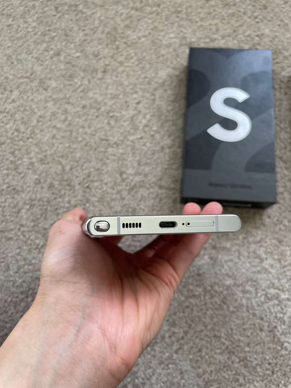 Samsung S22 Ultra 5G 256gb Dual SIM 12gb ram Immaculate condition with box and cover - white