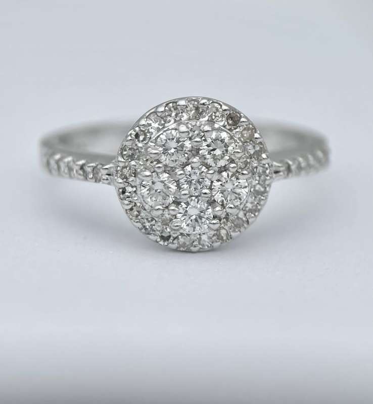 ladies NWJ Diamond Ring. Set with +- 1ct Diamonds, Set in 9ct white gold. With Certificate