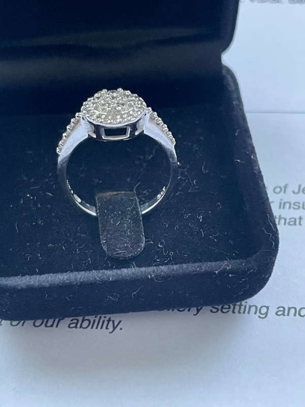 ladies NWJ Diamond Ring. Set with +- 1ct Diamonds, Set in 9ct white gold. With Certificate