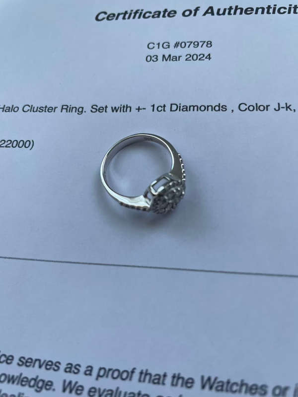 ladies NWJ Diamond Ring. Set with +- 1ct Diamonds, Set in 9ct white gold. With Certificate