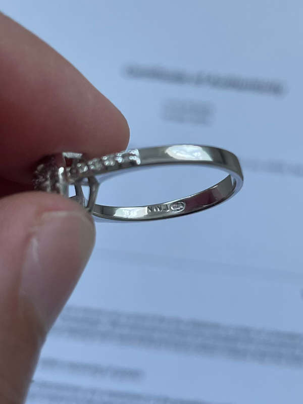 ladies NWJ Diamond Ring. Set with +- 1ct Diamonds, Set in 9ct white gold. With Certificate