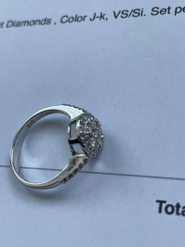 ladies NWJ Diamond Ring. Set with +- 1ct Diamonds, Set in 9ct white gold. With Certificate