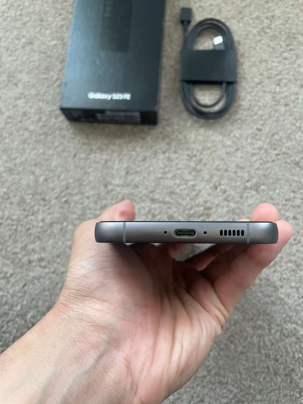 Samsung S23 FE 5G 256gb 8gb ram IMMACULATE CONDITION LIKE NEW, with box and cable
