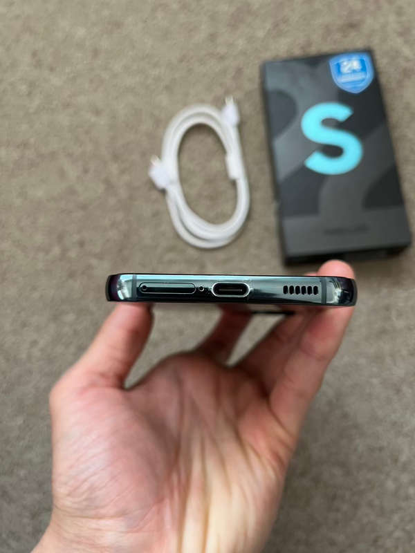 Samsung S22 5G 256gb Dual SIM Immaculate condition with box and cable - green