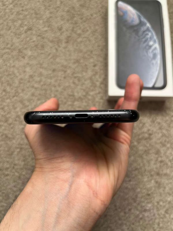 iPhone XR 64GB Good condition with box