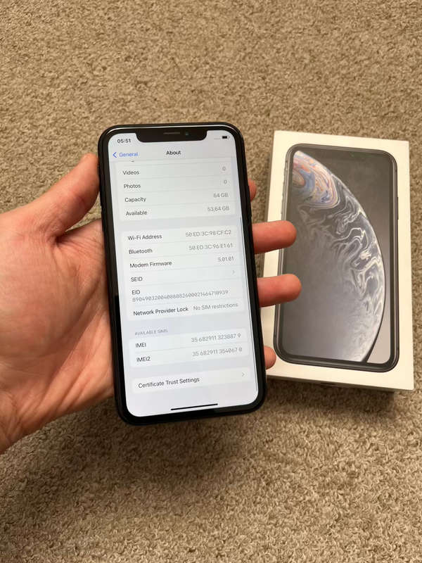 iPhone XR 64GB Good condition with box
