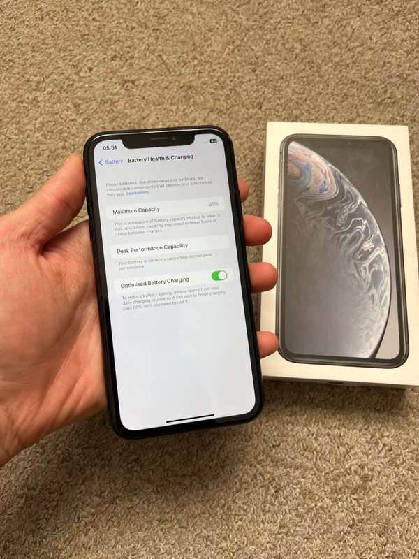 iPhone XR 64GB Good condition with box