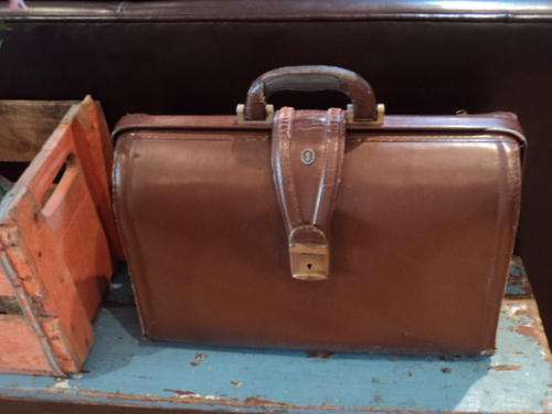 Great buy, lovely leather satchel, 4 division and outer compartment with zip, Arrow Emblem