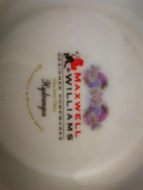 38 pc Maxwell & Williams luxury hydrangea tea set