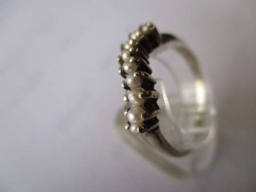 925 Sterling Silver and Genuine Pearls Ring.