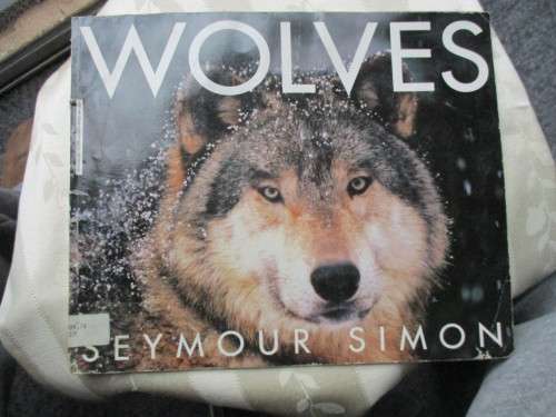 WOLVES BY SEYMOUR SIMON