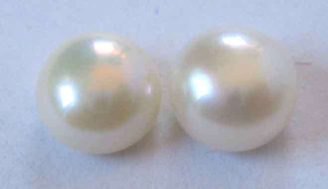 1 lot , 2 pieces of  5.80 mm round F. W Pearls T. W. 2.03cts