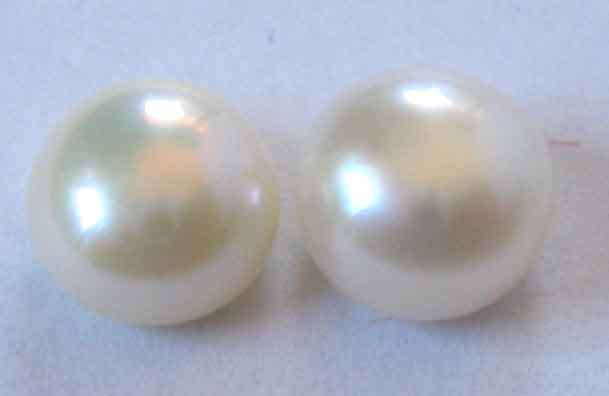 1 lot, 2 pieces  6.00 mm Round cut  F. W Pearls, T. W.  2.33 cts.
