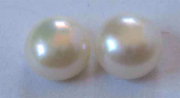 1 lot , 2 pieces of  5.80 mm round F. W Pearls T. W. 2.05cts