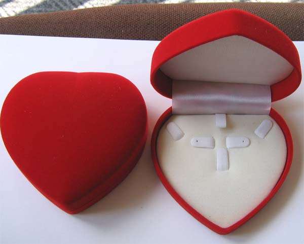Velvet heart box for ring- or earrings or pendant