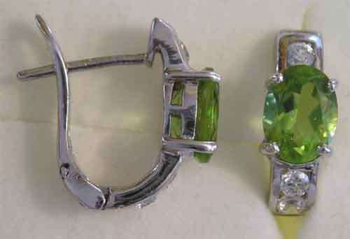 Glorious a Pair of Silver Peridot Earrings