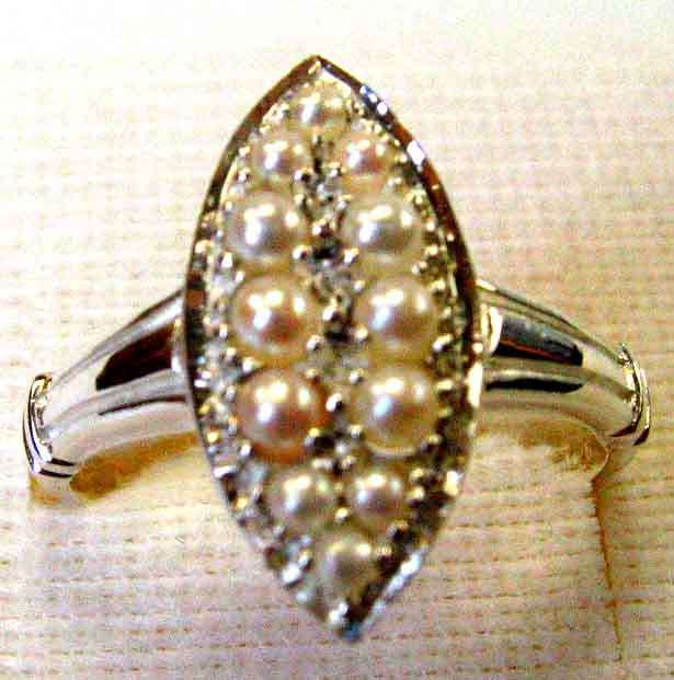 Exquisite Sterling Silver and Genuine Pearls Ring.