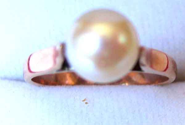 Lovely 18k Gold amd Cultured Pearl Ring.