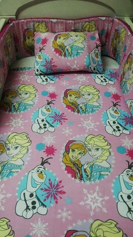 10 PIECE  FROZEN  COT SET