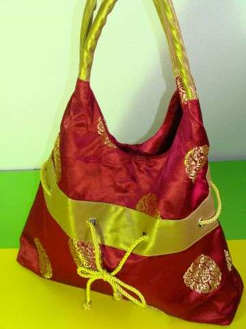 CRAZZZY R1 AUCTION - LADIES CHINESE HANDBAG