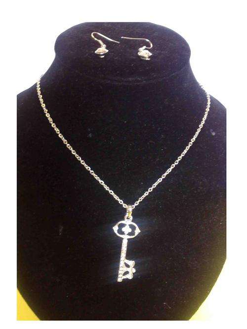 CRAZZZY R1 AUCTION-STUNNING DIAMANTE KEY NECKLACE AND EARRING SET