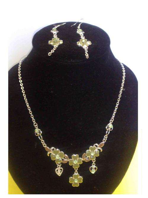 CRAZZZY R1 AUCTION- STUNNING GREEN CLOVER NECKLACE AND EARRING SET
