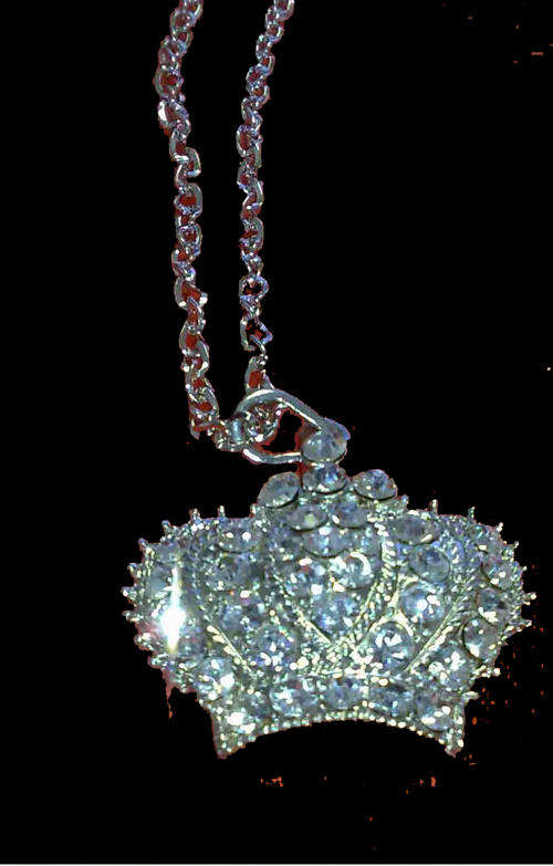 CRAZZY R1 AUCTION - STUNNING DIAMANTE CROWN PENDANT WITH NECKLACE