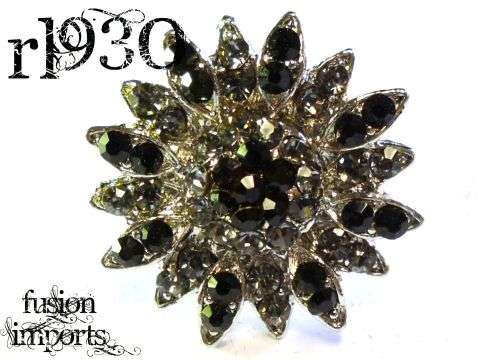 CRAZZZY R1 AUCTION - STUNNING DIAMANTE RING - ADJUSTABLE SIZE