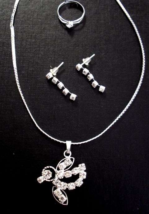 CRAZZZY R1 AUCTION - DIAMANTE NECKLACE, EARRINGS & RING JEWELLERY SET