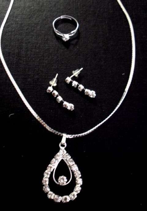 DIAMANTE NECKLACE, EARRINGS & RING JEWELLERY SET