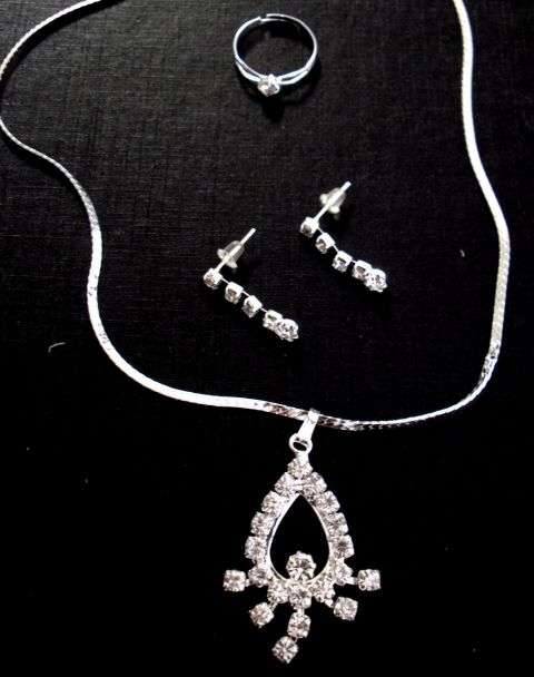 DIAMANTE NECKLACE, EARRINGS & RING JEWELLERY SET