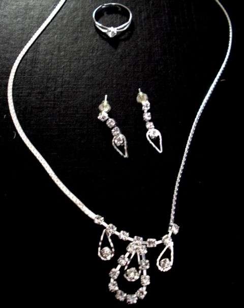 DIAMANTE NECKLACE, EARRINGS & RING JEWELLERY SET