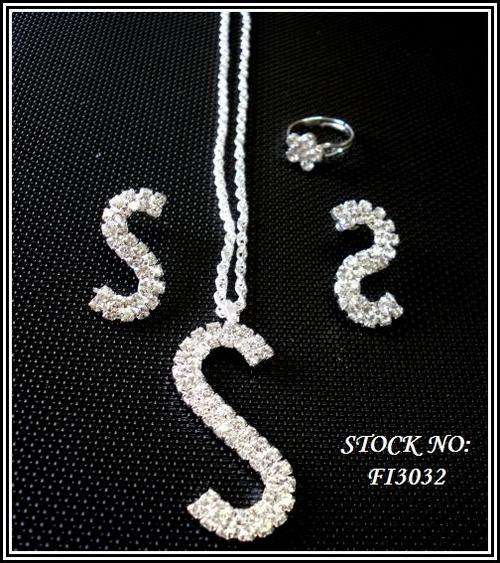 CRAZZZY R1 AUCTION - LOVELY DIAMANTE SET - NECKLACE, EARRINGS & RING