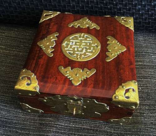 STUNNING VINTAGE SOLID WOOD JELEWRY BOX WITH BRASS DETAILING!!