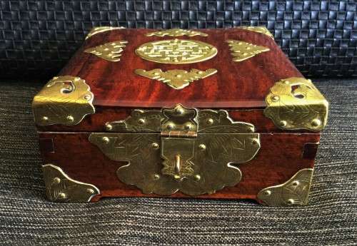 STUNNING VINTAGE SOLID WOOD JELEWRY BOX WITH BRASS DETAILING!!
