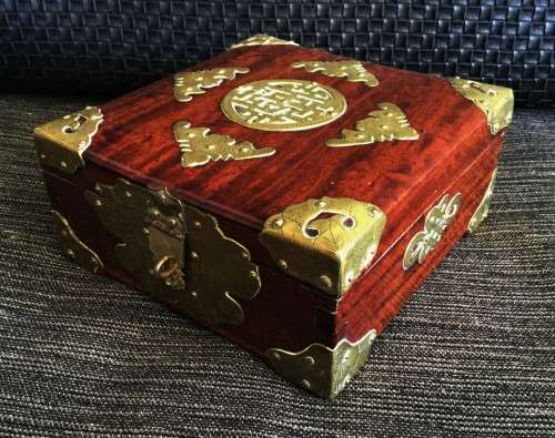 STUNNING VINTAGE SOLID WOOD JELEWRY BOX WITH BRASS DETAILING!!