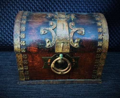 VINTAGE WOODEN AND METAL JEWELRY BOX!