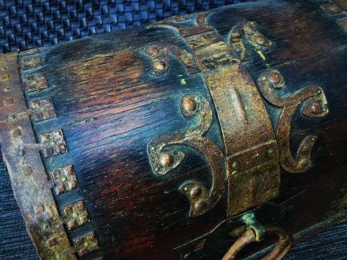 VINTAGE WOODEN AND METAL JEWELRY BOX!
