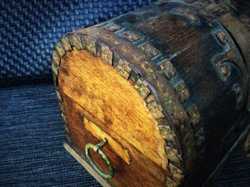 VINTAGE WOODEN AND METAL JEWELRY BOX!