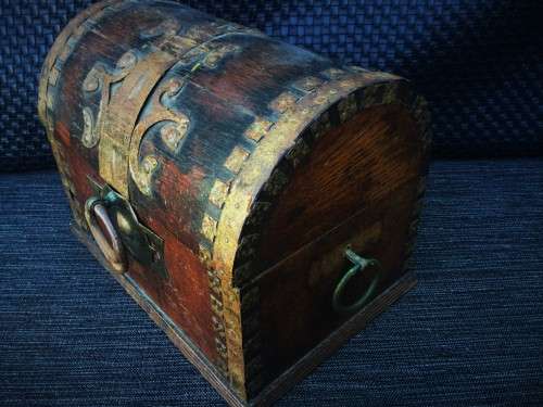 VINTAGE WOODEN AND METAL JEWELRY BOX!