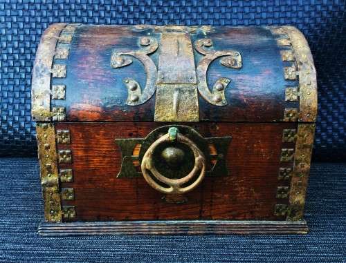 VINTAGE WOODEN AND METAL JEWELRY BOX!